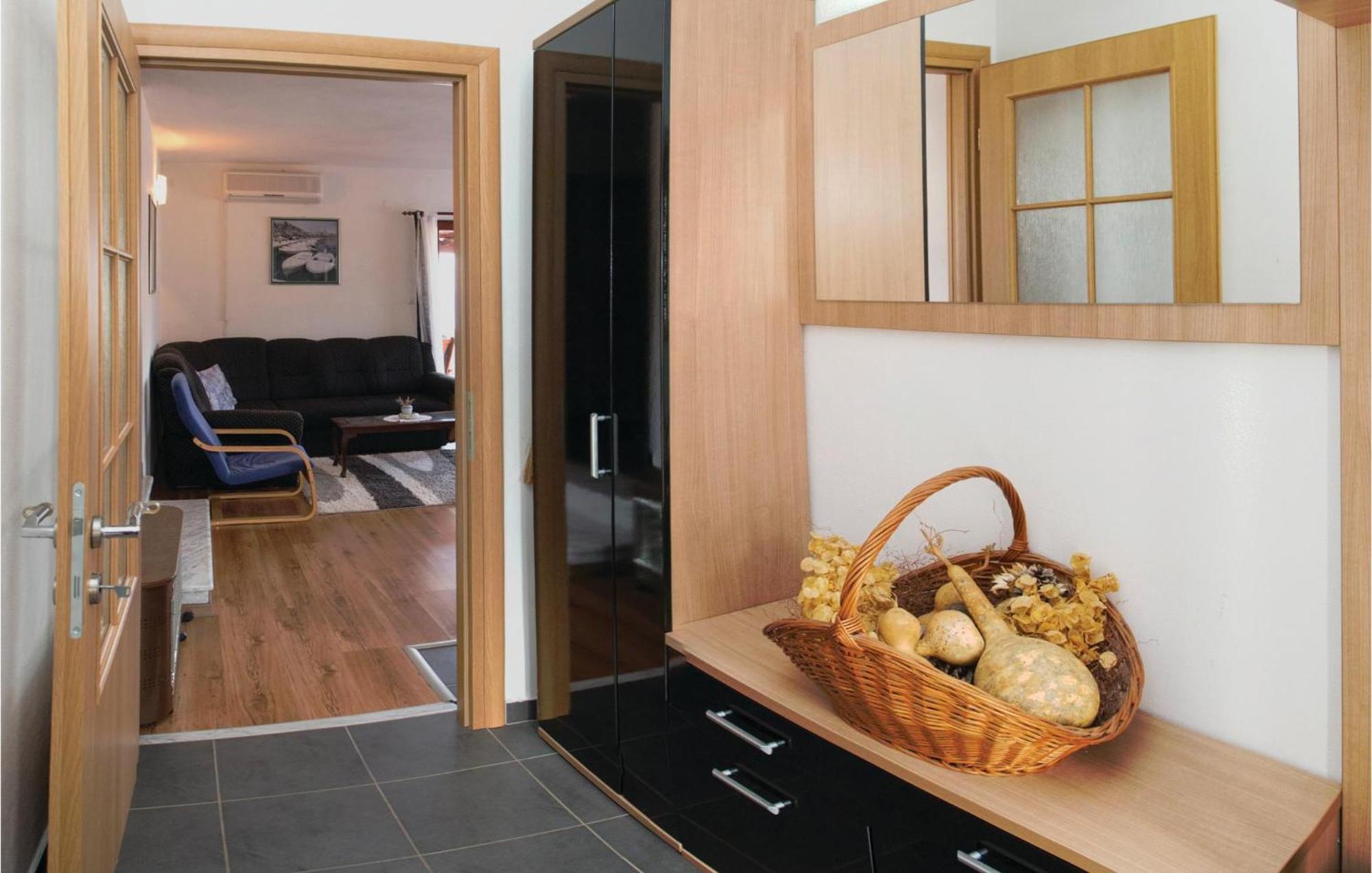 Nice Apartment In Splitska With Wifi エクステリア 写真