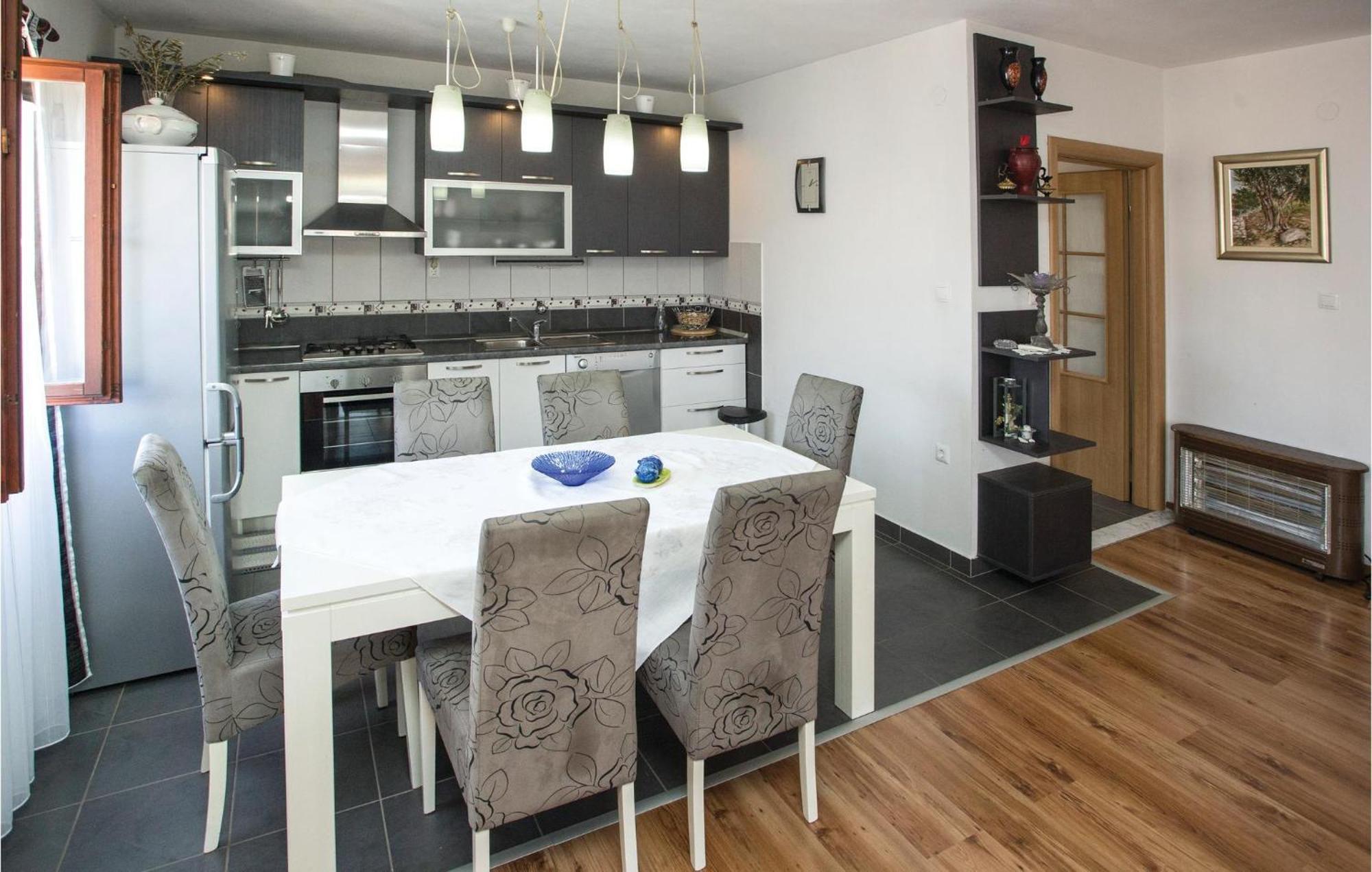 Nice Apartment In Splitska With Wifi エクステリア 写真